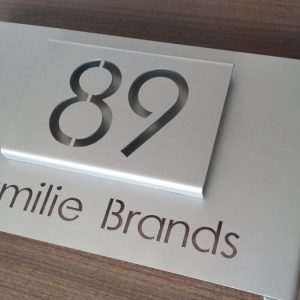 Glas parelstralen (optie bij bestelling van een naambord)